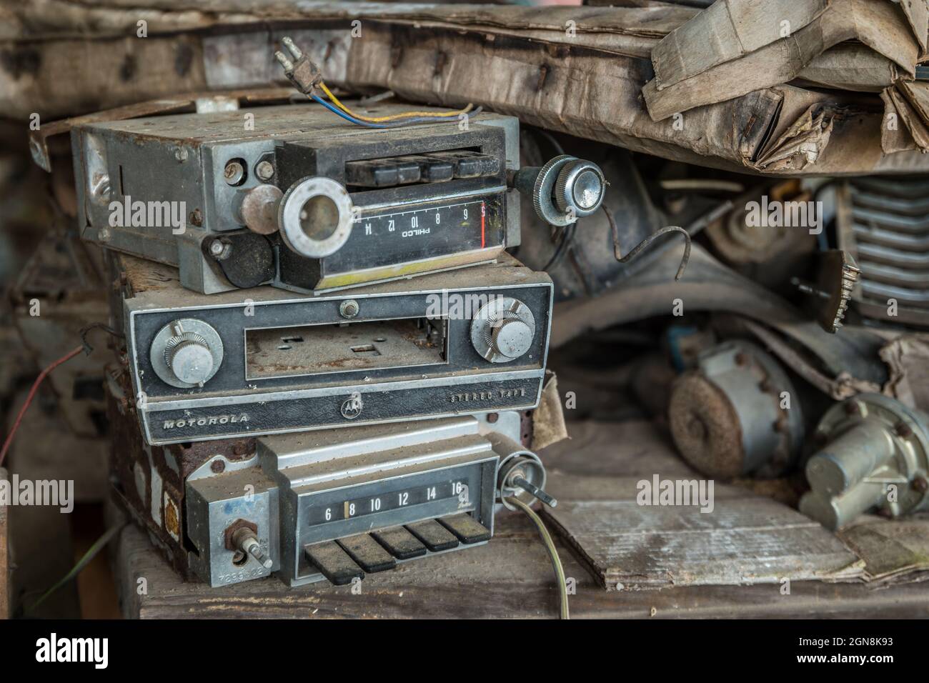 Stapel von alten Oldtimer-Radios und Kassettendeck schmutzig und kaputt beiseite geworfen mit anderen Junk aus einer vergangenen Ära Stockfoto