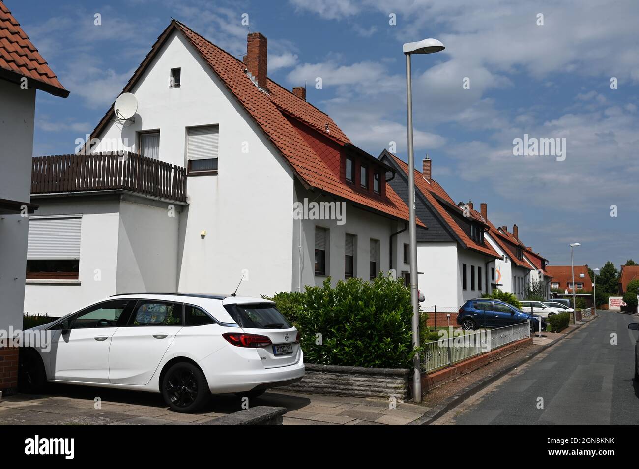 Kleine Häuser der deutschen Nachkriegszeit mit Autos in der Auffahrt Stockfoto