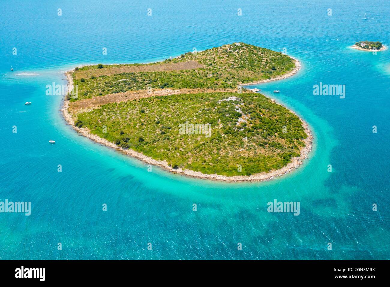 Luftaufnahme der herzförmigen Insel Galesnjak in Dalamatia in der Nähe von Zadar, Kroatien. Transparentes und türkisblaues Wasser der Adria Stockfoto