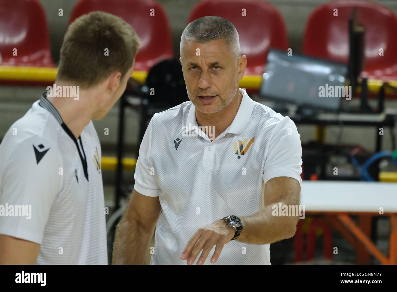 Verona, Italien. September 2021. Radostin Stoytchev - Cheftrainer - Verona Volley während des Verona Volley gegen Hebar Pazardzhik, Volleyball-Testspiel in Verona, Italien, September 23 2021 Quelle: Independent Photo Agency/Alamy Live News Stockfoto