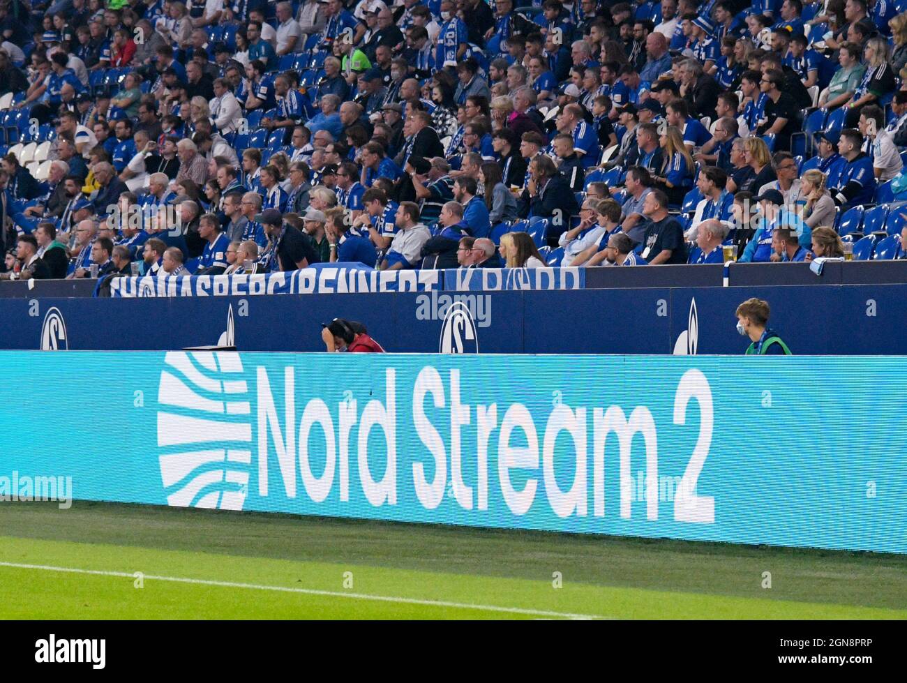 Veltins Arena Gelsenkirchen Deutschland , 17.9.2021 2. Bundesliga Saison 2021/22, Spieltag 7, Schalke 04 (S04) vs Karlsruher SC (KSC) – Nord Stream 2 Logo Stockfoto
