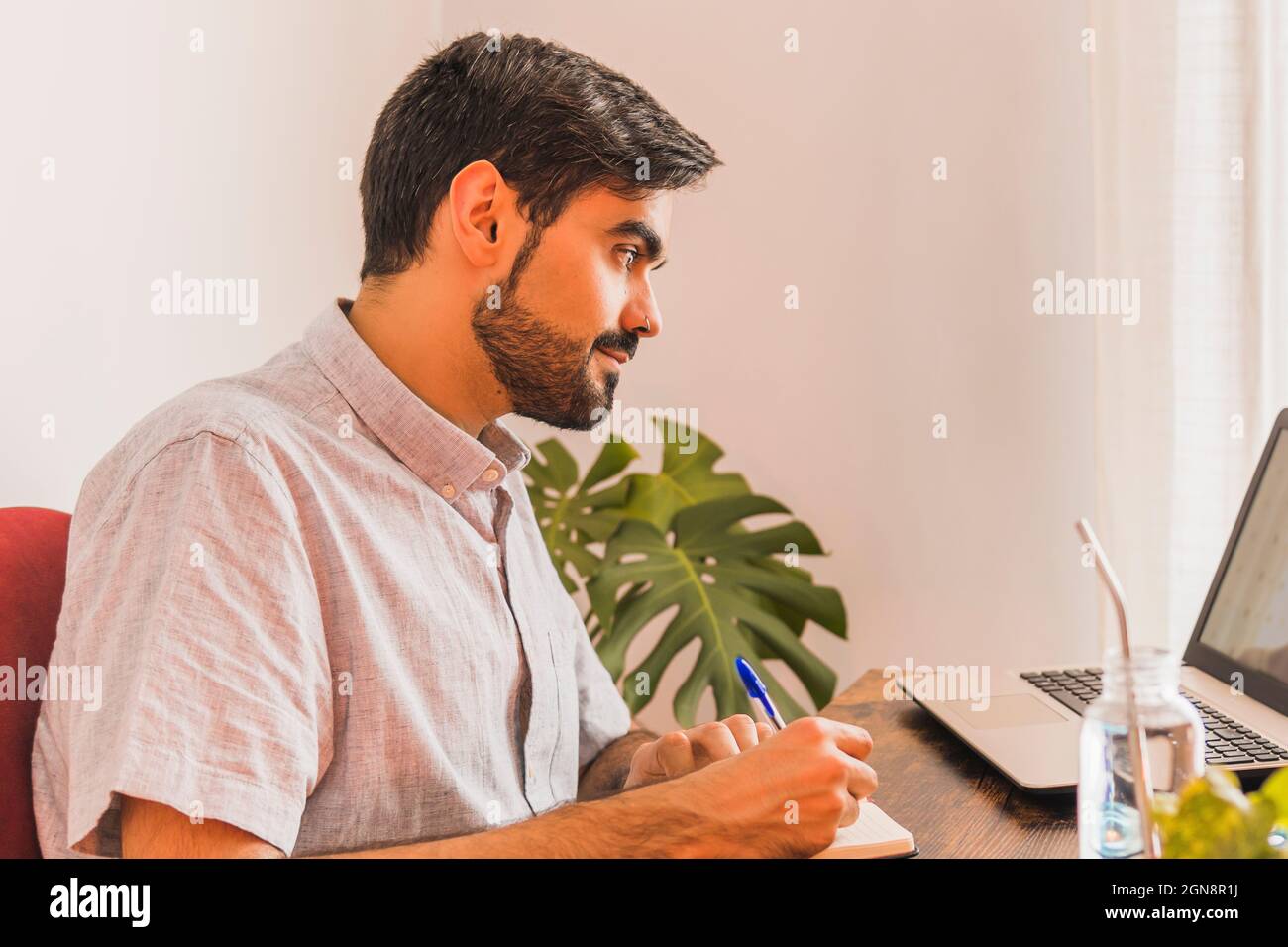 Psychiatrischer Mitarbeiter, der im Büro Videoanruf über einen Laptop hört Stockfoto