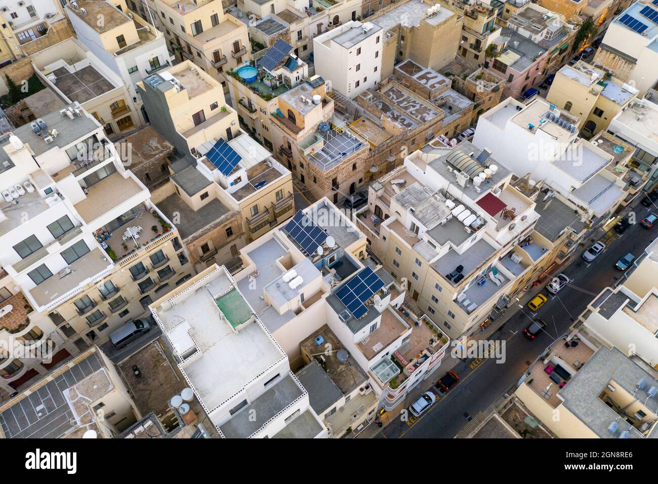 Malta, Northern Region, Mellieha, Luftaufnahme von Solarpaneelen auf Dächern von Stadthäusern Stockfoto