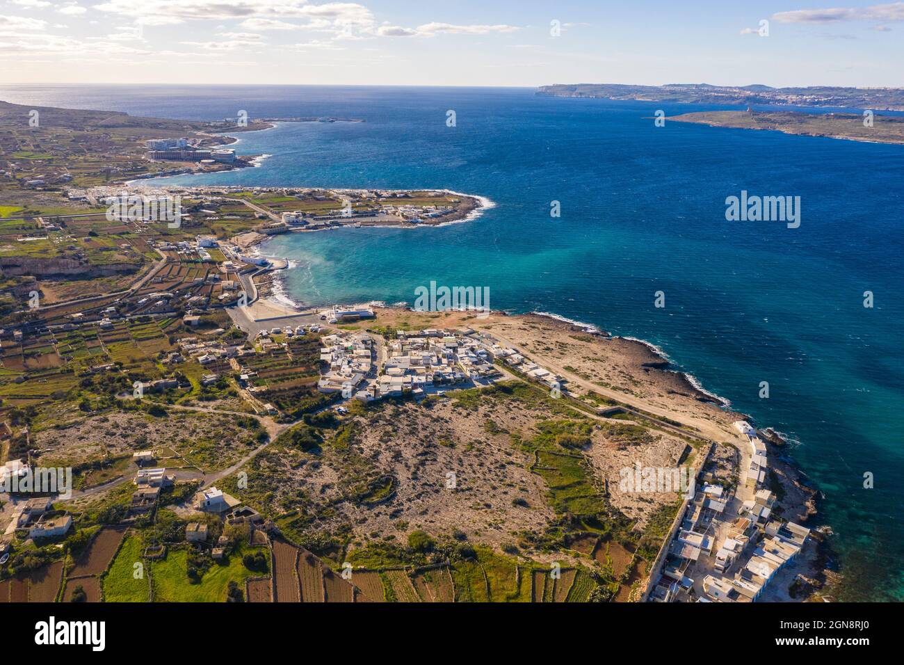 Malta, Nordregion, Mellieha, Luftansicht der blauen Bucht und der Küstenstadt Stockfoto
