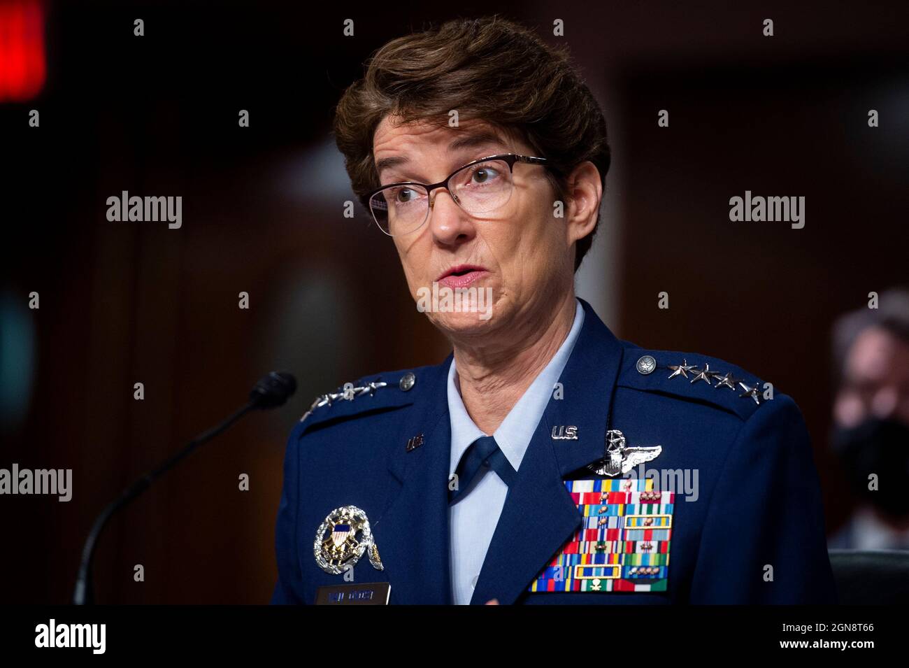 Washington, Vereinigte Staaten. September 2021. General Jacqueline Van Ovost erscheint am Donnerstag, den 23. September 2021, vor einer Anhörung des Senatsausschusses für bewaffnete Dienste wegen ihrer Ernennung zur Kommandantin des United States Transportation Command im Dirksen Senate Office Building in Washington, DC. Kredit: Rod Lampey/CNP/dpa/Alamy Live Nachrichten Stockfoto