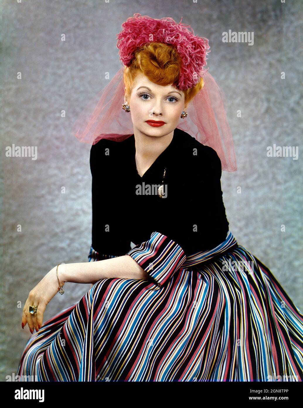 Lucille Ball (1911-1989), amerikanische Schauspielerin, Comedian und Producer, dreiviertel langes sitzendes Porträt, Harry Warnecke, Robert F. Cranston, 1944 Stockfoto