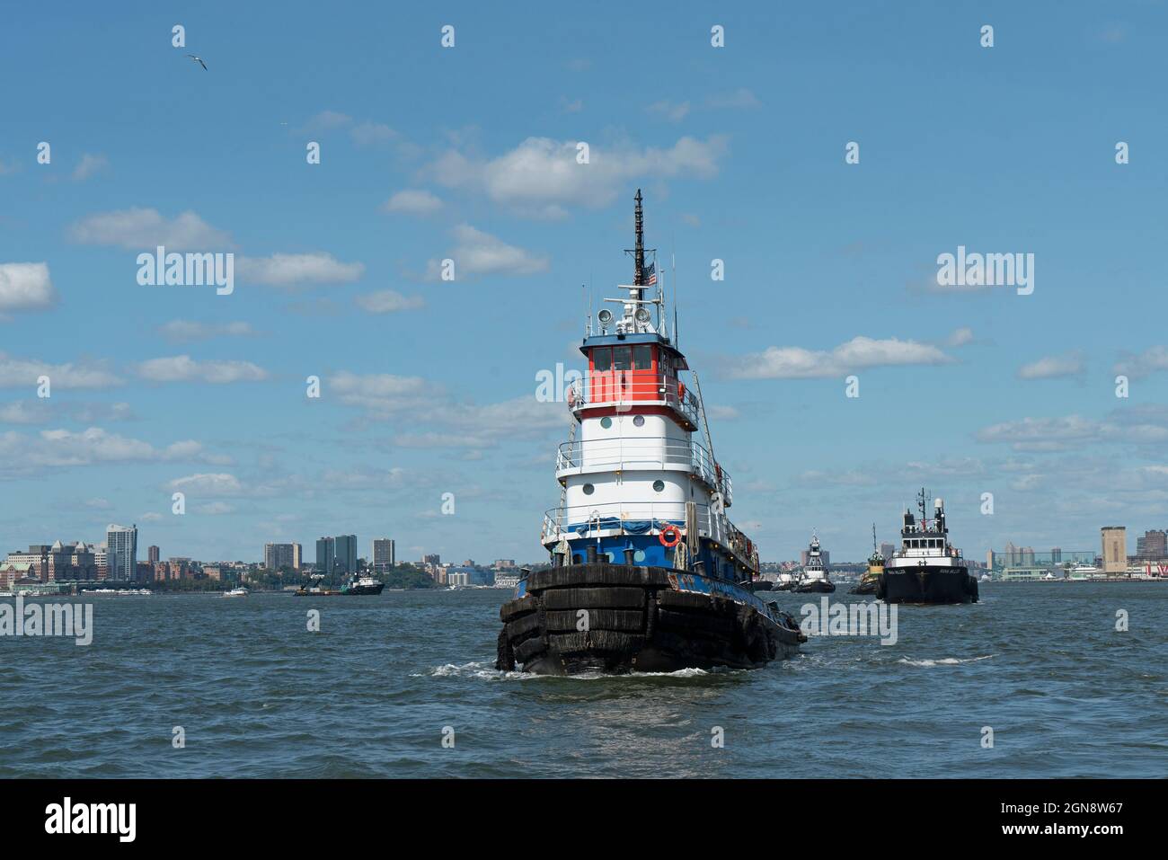 Am 10. September nahmen 2021 Schlepper von Unternehmen, die den Hafen von New York bedienen, an einer Flottille von Booten Teil, die an den Boatlift vom 11. September 2001 erinnerten. Stockfoto