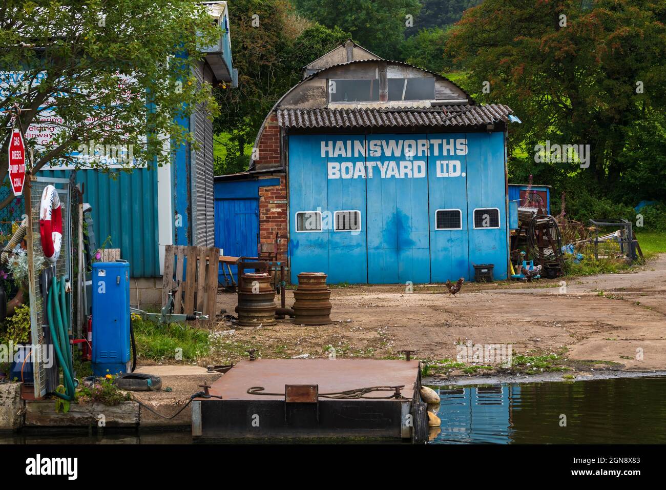 Hainsworth's Boatyard Ltd Sheds (Reparatur und Service, Heizbedarf, Kraftstoffverkauf) - Leeds und Liverpool Canal, Bingley West Yorkshire England, Großbritannien. Stockfoto