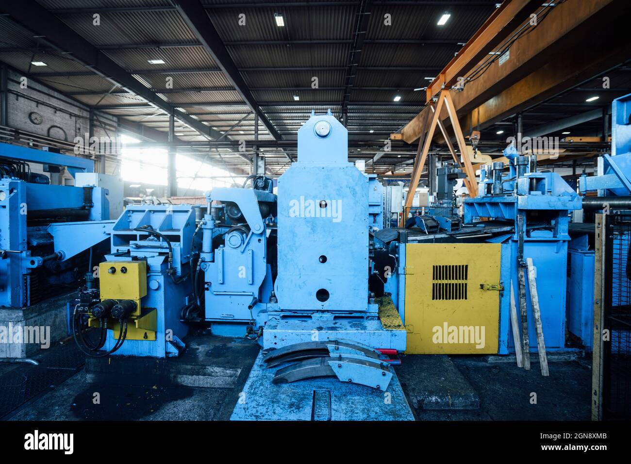 Blaue Maschinen in der Metallindustrie Stockfoto
