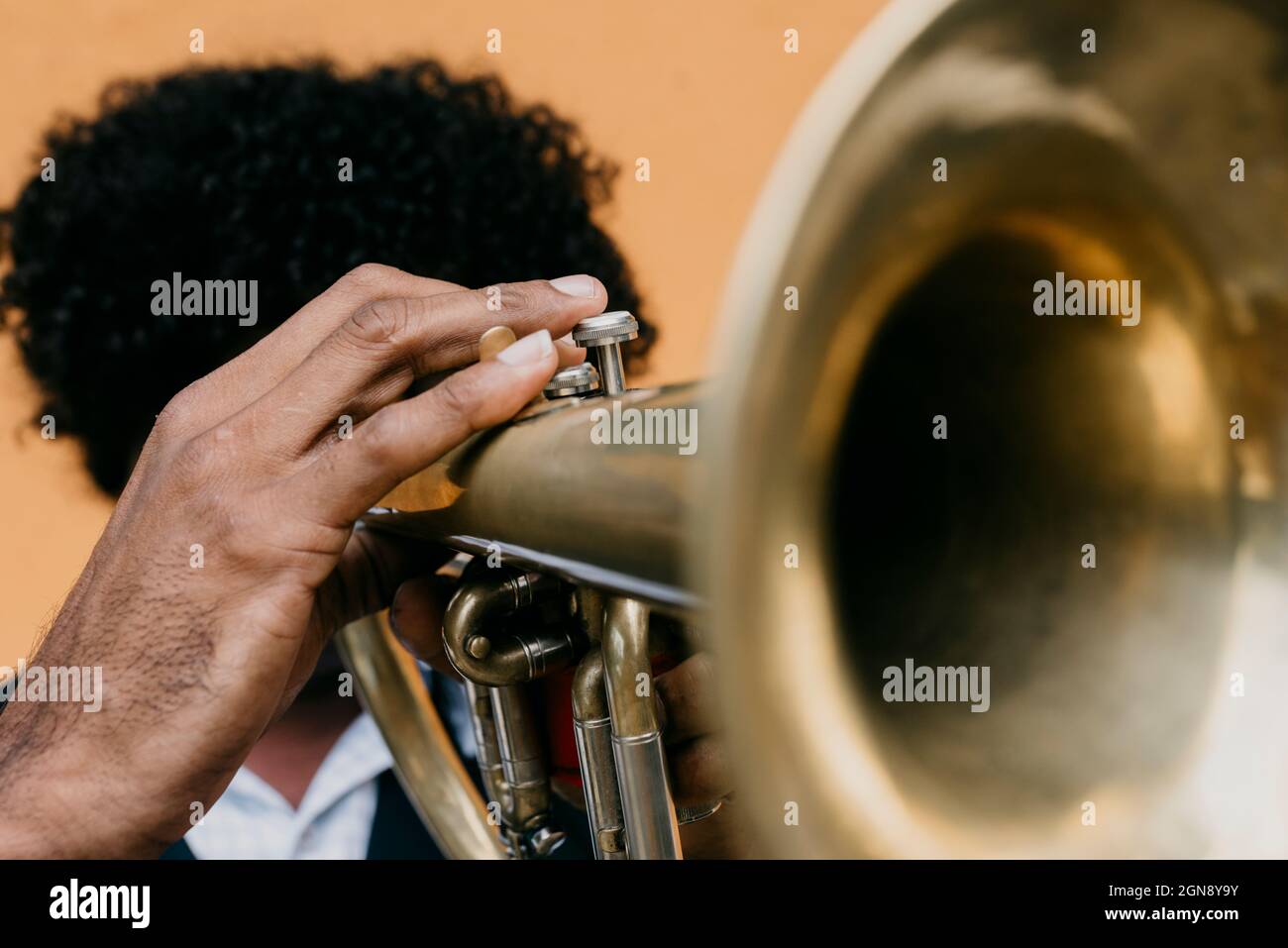 Mann, der mit Trompete Musik praktiziert Stockfoto