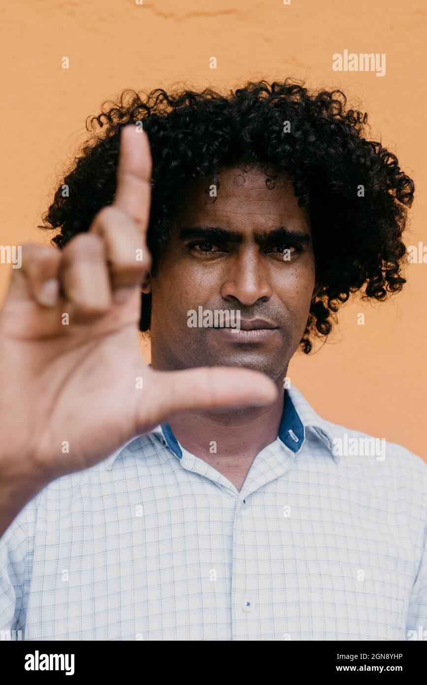 Afro-Mann gestikuliert mit der Hand Stockfoto