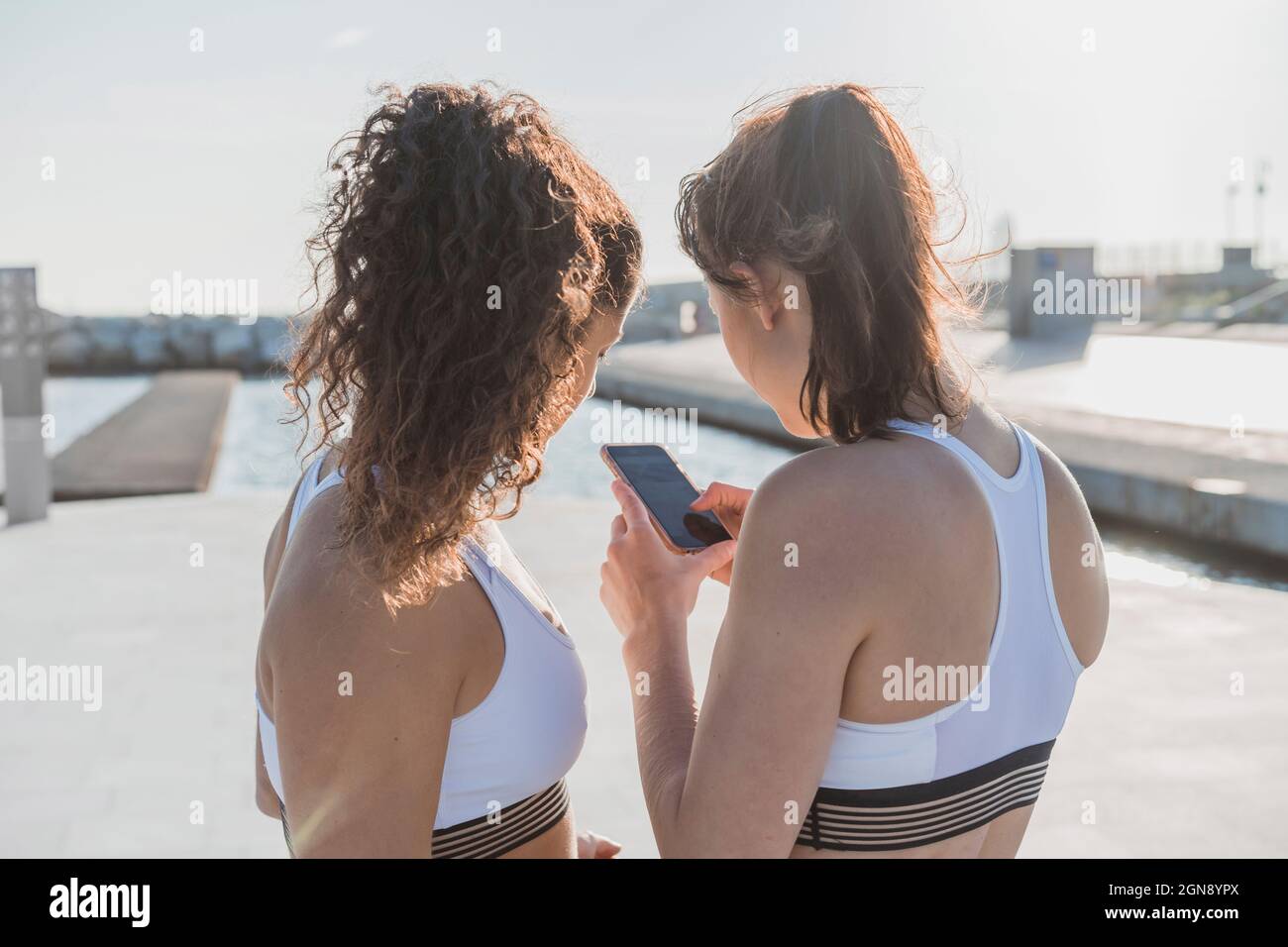 Frauen in Sportbekleidung mit Smartphone Stockfoto