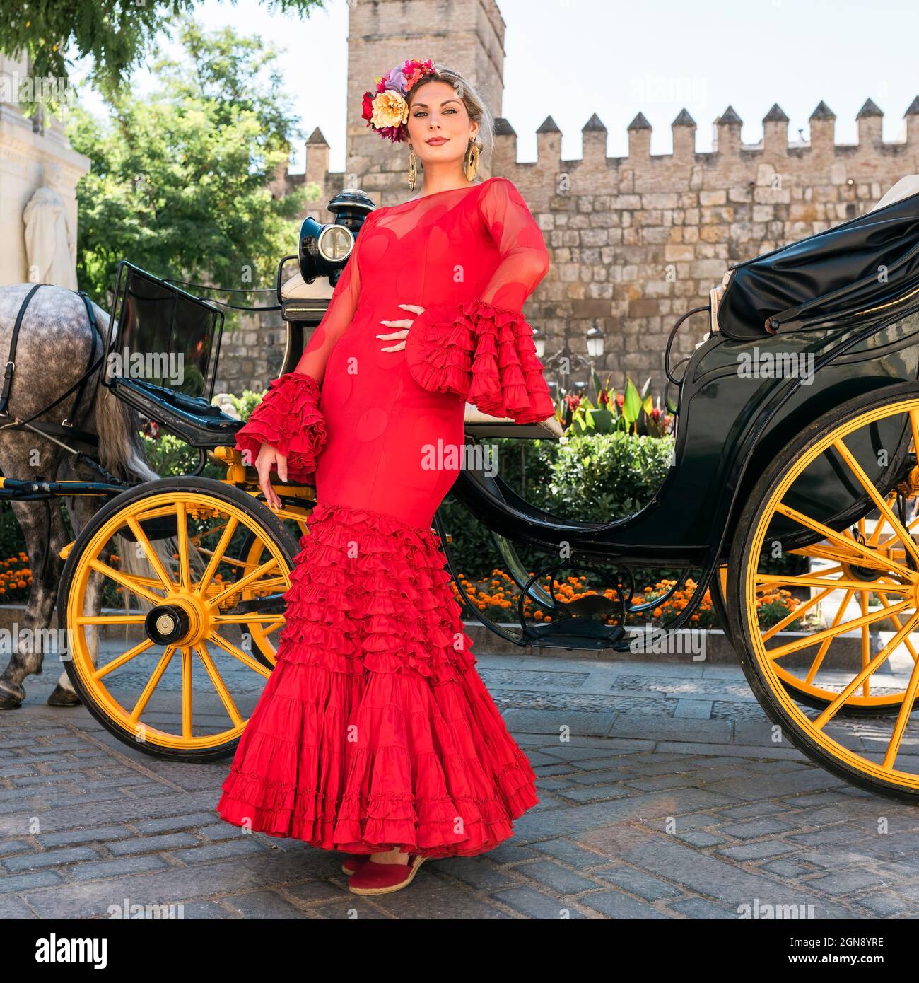 Tänzerin im Flamenco-Kleid mit Pferdekutsche Stockfoto
