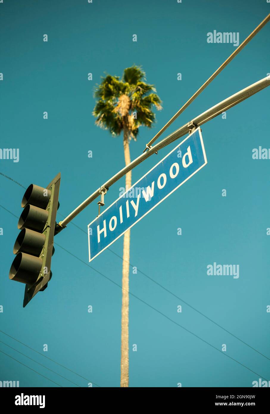 USA, Kalifornien, Stadt Los Angeles, Ampel mit Hollywood-Schild am klaren türkisfarbenen Himmel Stockfoto
