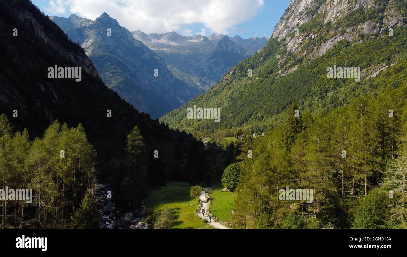 Tal an einem sonnigen Tag zwischen den alpen, Val di Mello, Lombardei, Italien Stockfoto