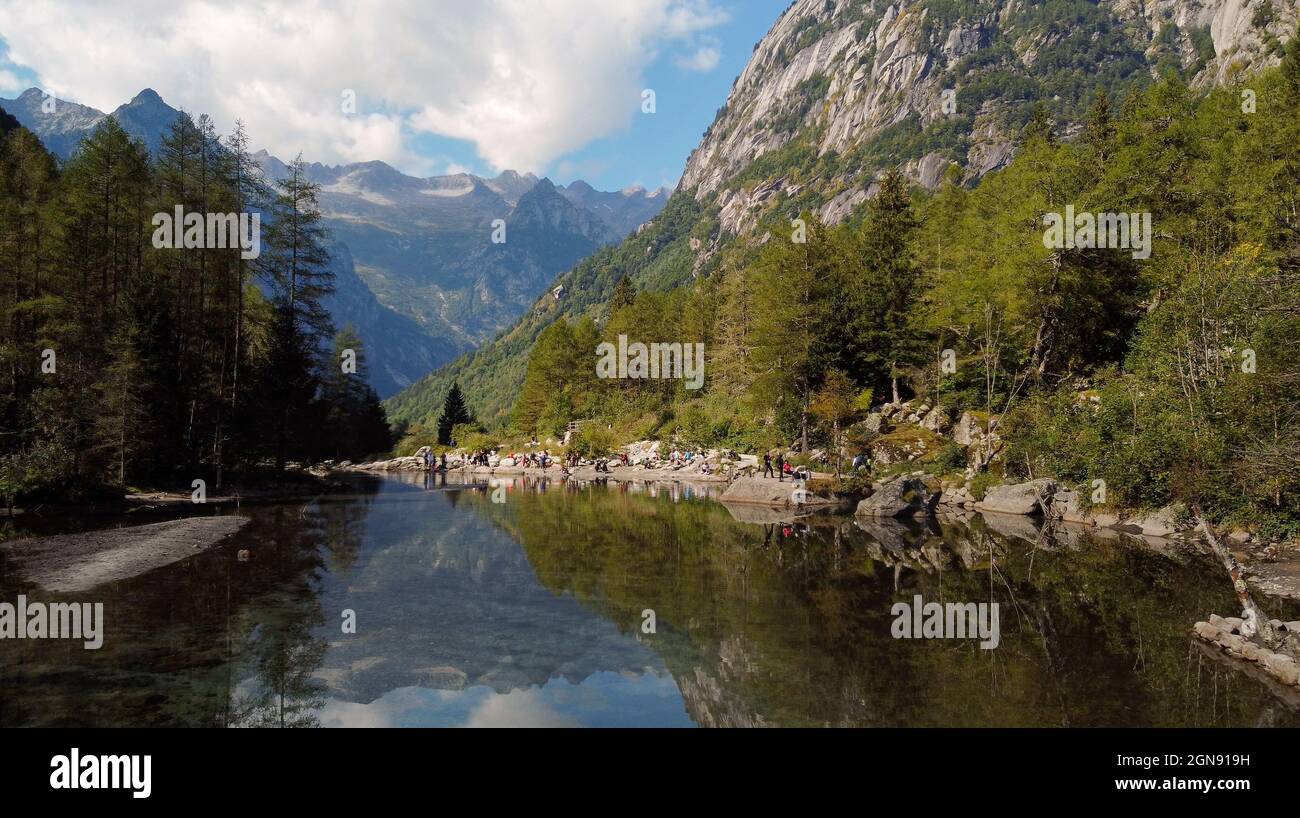 Tal an einem sonnigen Tag zwischen den alpen, Val di Mello, Lombardei, Italien Stockfoto