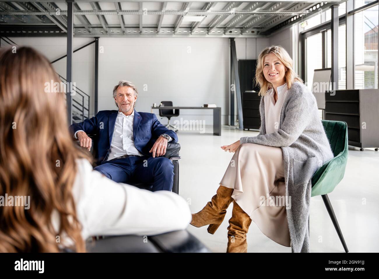 Männliche und weibliche Fachleute diskutieren im Büro Stockfoto