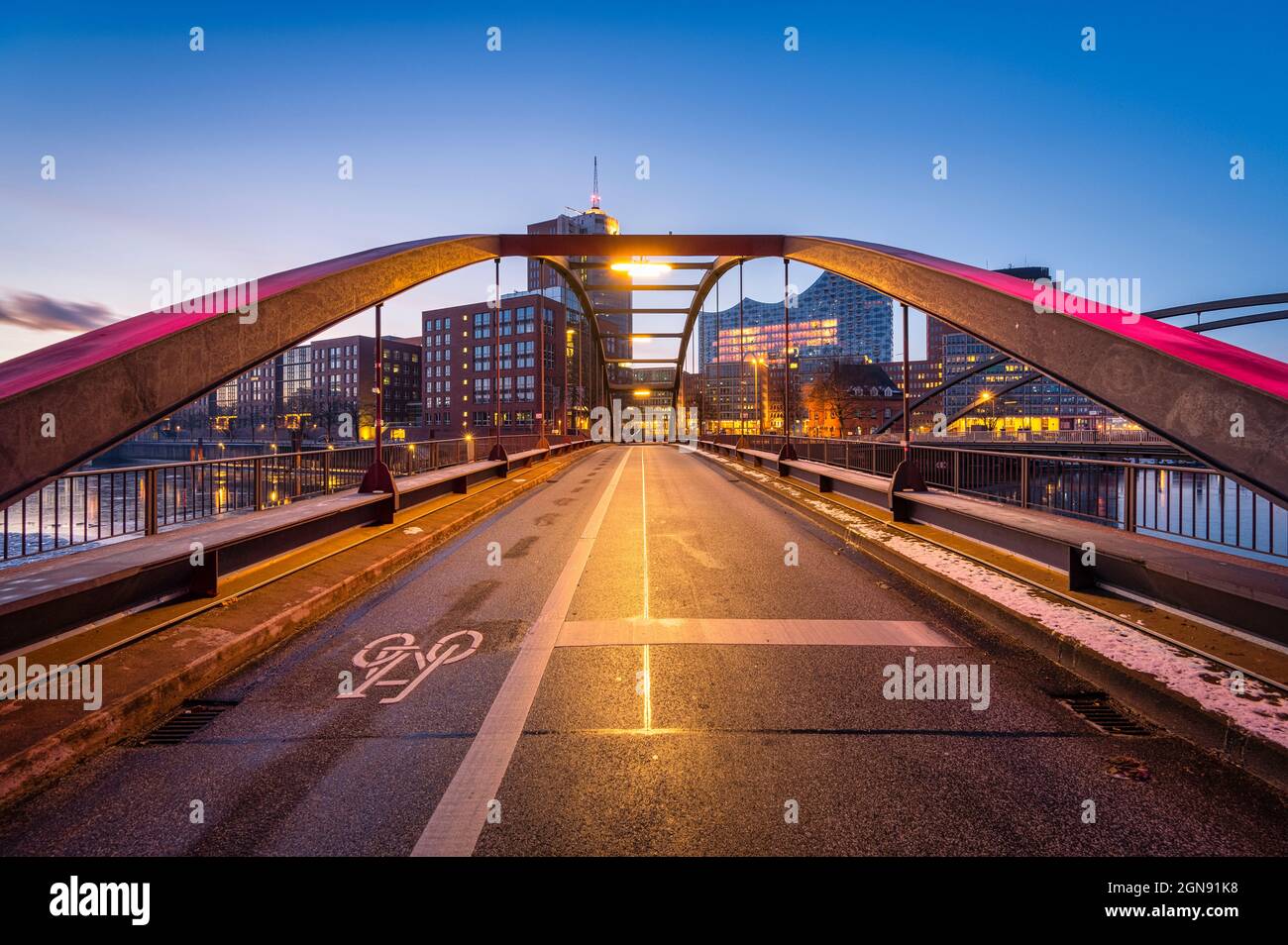 Deutschland, Hamburg, Niederbaumbrecke im Morgengrauen mit Skyline im Hintergrund Stockfoto