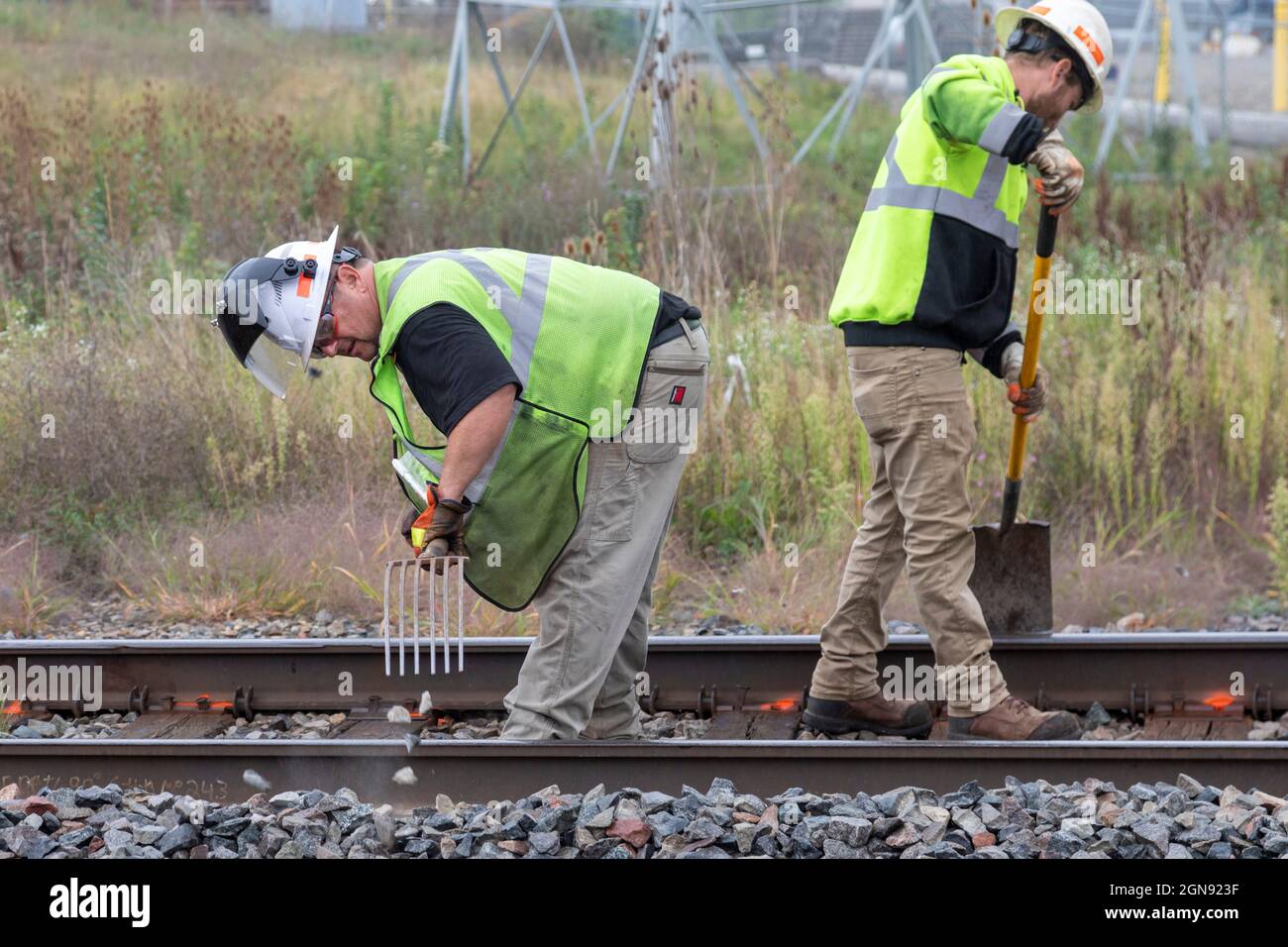Pontiac, Michigan - Ein Eisenbahnerhaltungsteam arbeitet auf den Gleisen der CN Railroad und reinigt Trümmer, um sich auf die Reparatur der Gleise vorzubereiten. Stockfoto