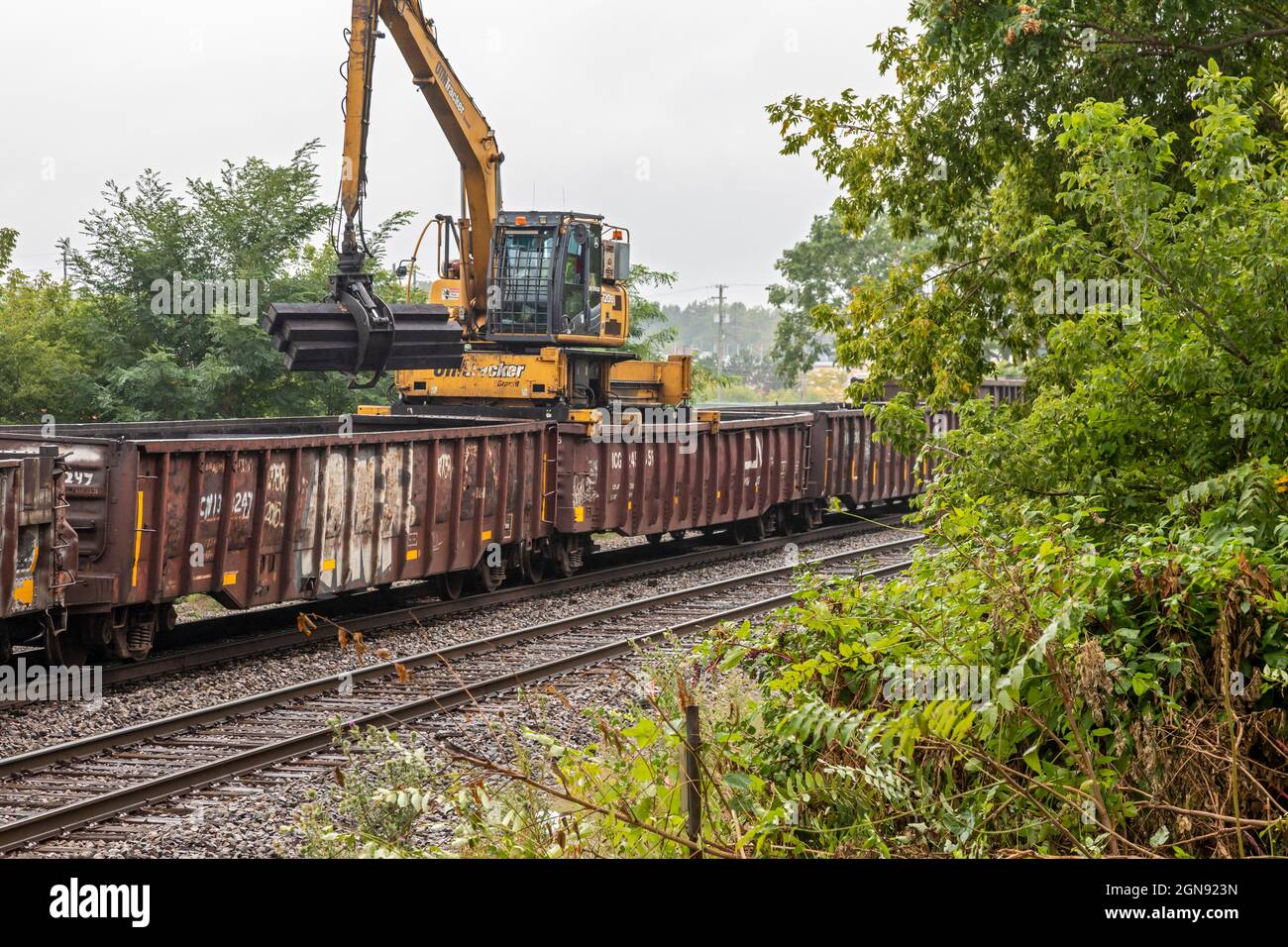 Pontiac, Michigan - Ein Eisenbahnerhaltungsteam entlädt neue Eisenbahnbinder, die verwendet werden, um alte Verbindungen auf der CN Railroad zu ersetzen. Stockfoto