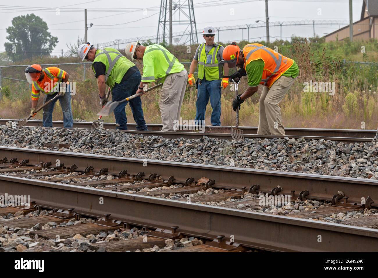 Pontiac, Michigan - Ein Eisenbahnerhaltungsteam arbeitet auf den Gleisen der CN Railroad und reinigt Trümmer, um sich auf die Reparatur der Gleise vorzubereiten. Stockfoto