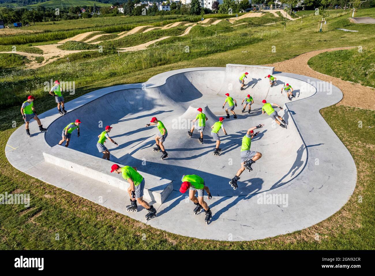 Mehrfaches Bild des männlichen Athleten beim Inline-Skaten auf der Skatepool an sonnigen Tagen Stockfoto