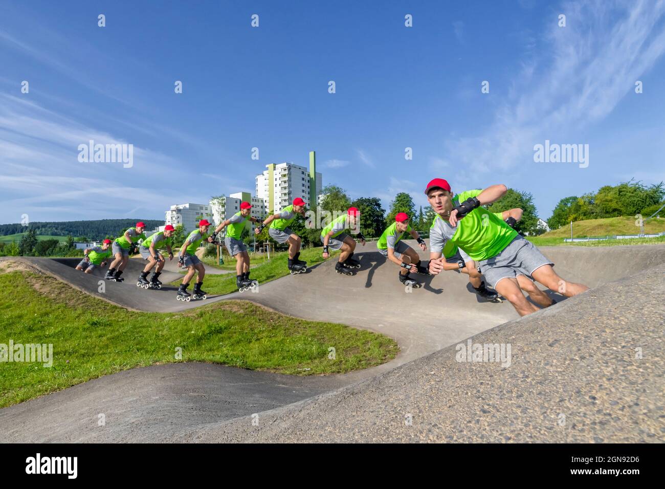 Vielfaches Bild des jungen Sportlers beim Skaten auf der Pumptrack-Strecke Stockfoto