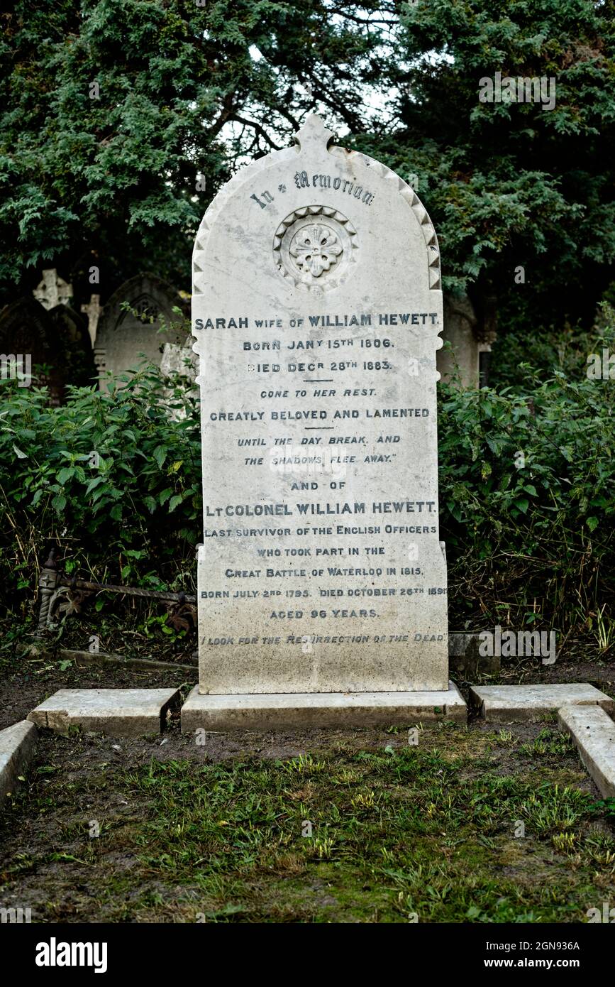 Das Grab auf dem alten Friedhof von Southampton des Oberstleutnants William Hewitt, dem letzten überlebenden englischen Offizier, der an der Schlacht von Waterloo teilnimmt Stockfoto