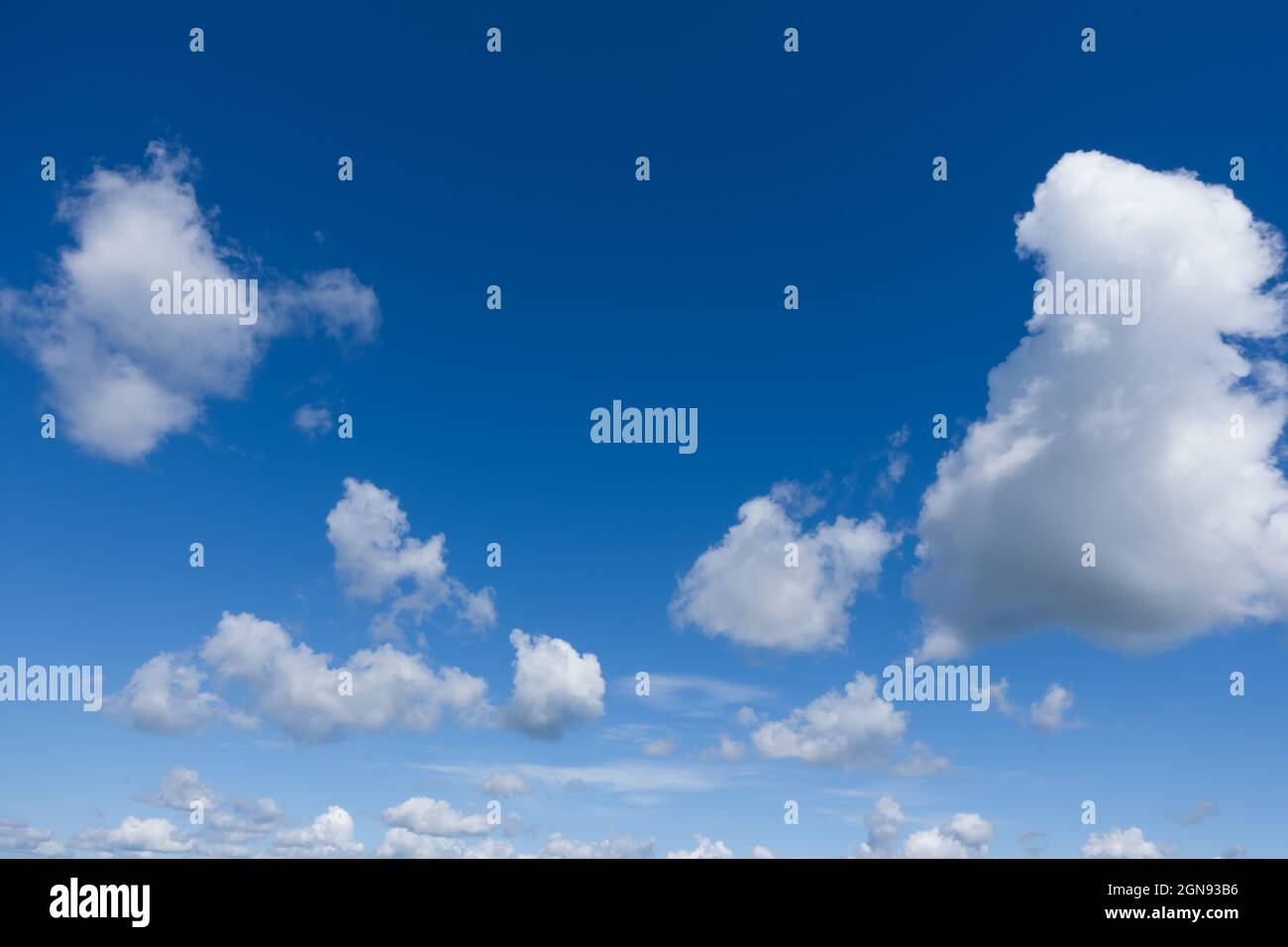 Foto des hellblauen Himmels mit weißen Wolken. Schöner blauer Himmel und weiße Wolken, keine Vögel, kein Lärm. Stockfoto