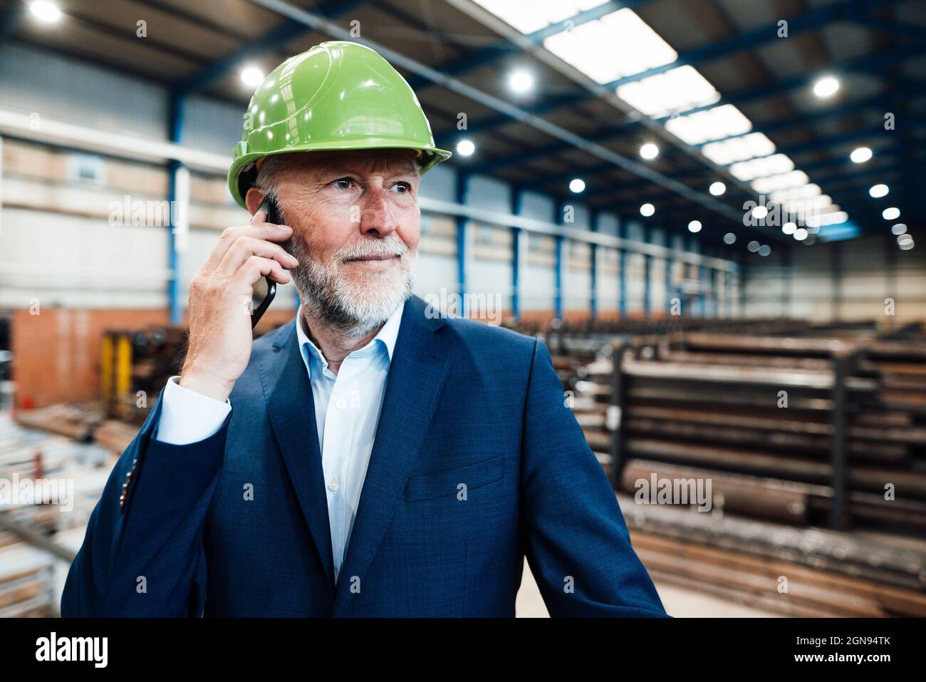 Männlicher Geschäftsführer mit Hardhut in der Metallindustrie Stockfoto