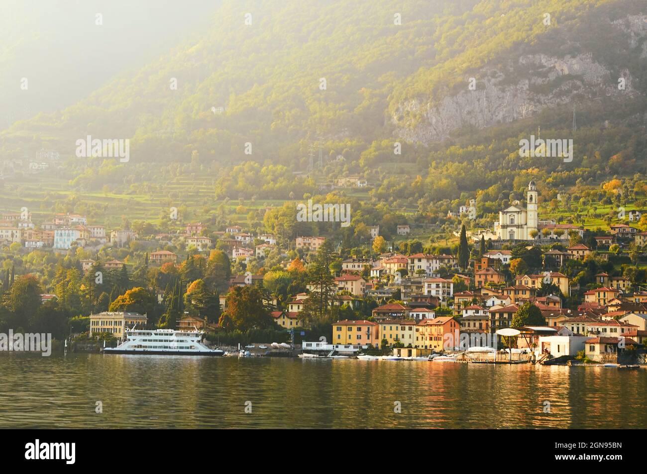 Die Sonne geht am Ufer von Mezzegra, Comer See, Italien unter Stockfoto