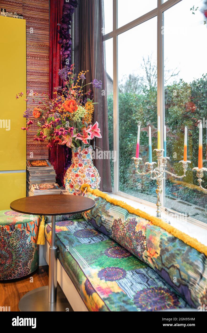 Interieur von gemütlichen Zimmer mit einem großen Fenster Stockfoto