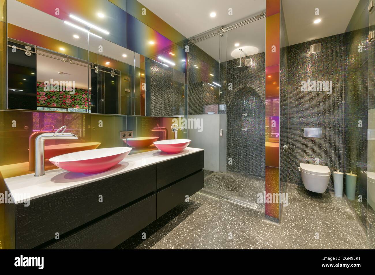 Interieur des modernen Badezimmer mit WC, Waschbecken und Duschkabine Stockfoto