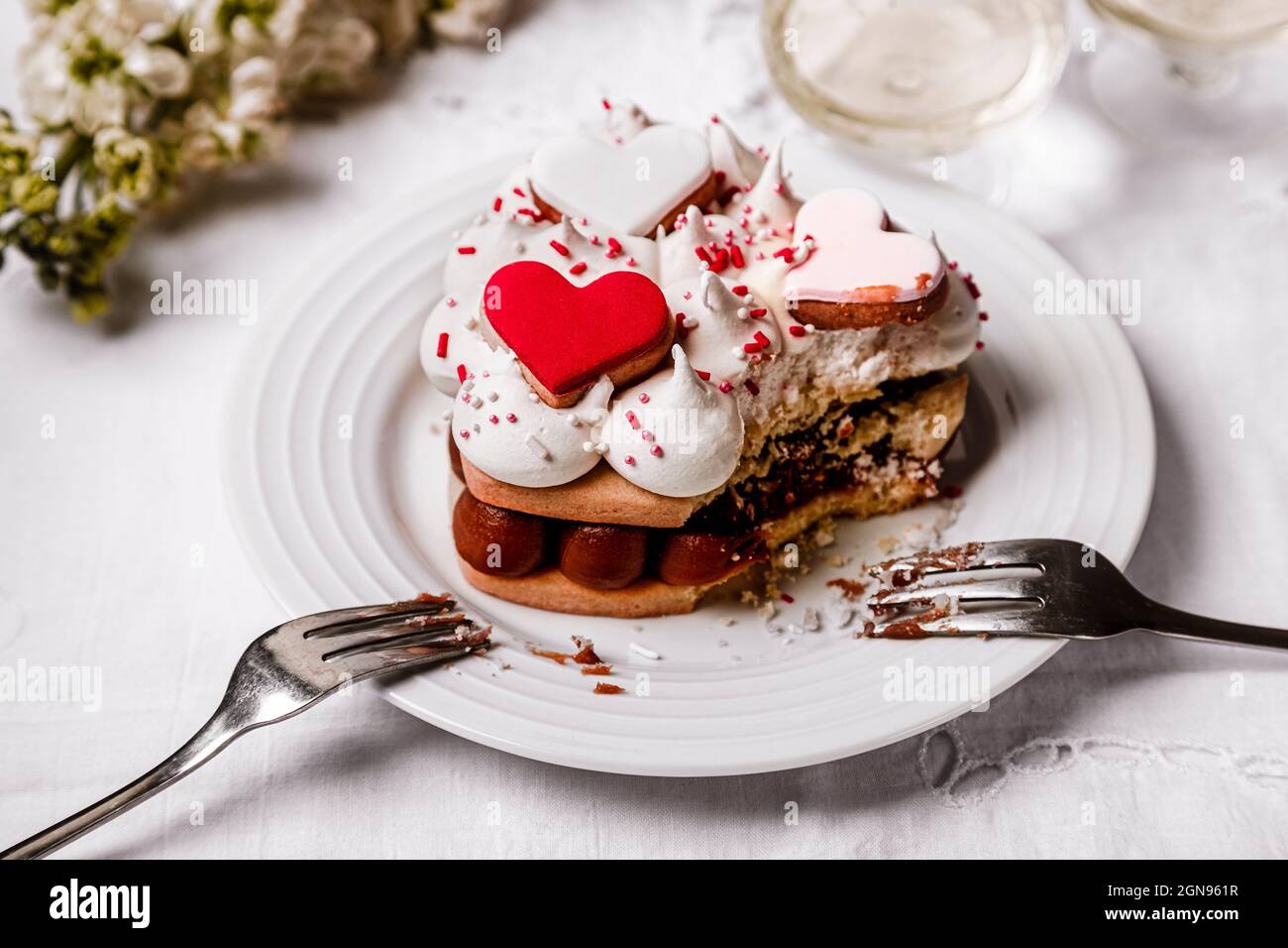Cakestand mit herzförmigem Kekskuchen Stockfoto