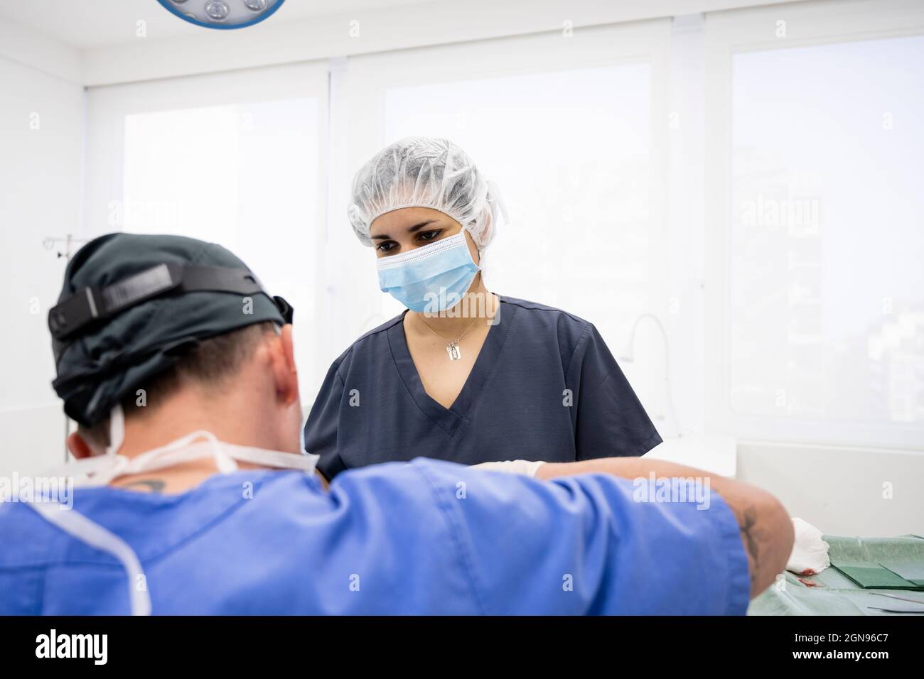 Chirurgen, die eine Augenlid-Operation an anonymen Patienten durchführen Stockfoto