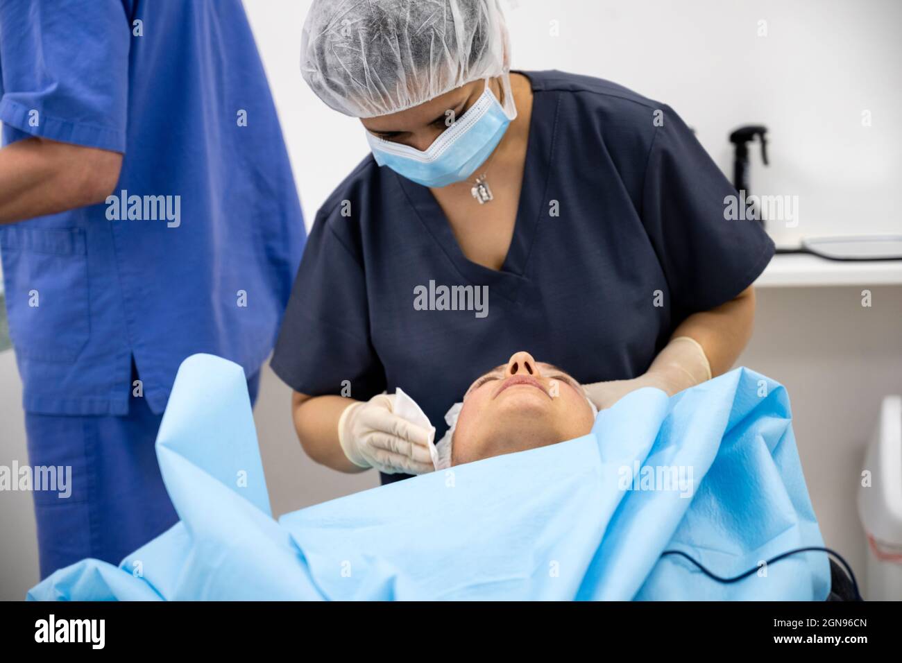 Chirurgen, die eine Augenlid-Operation an anonymen Patienten durchführen Stockfoto