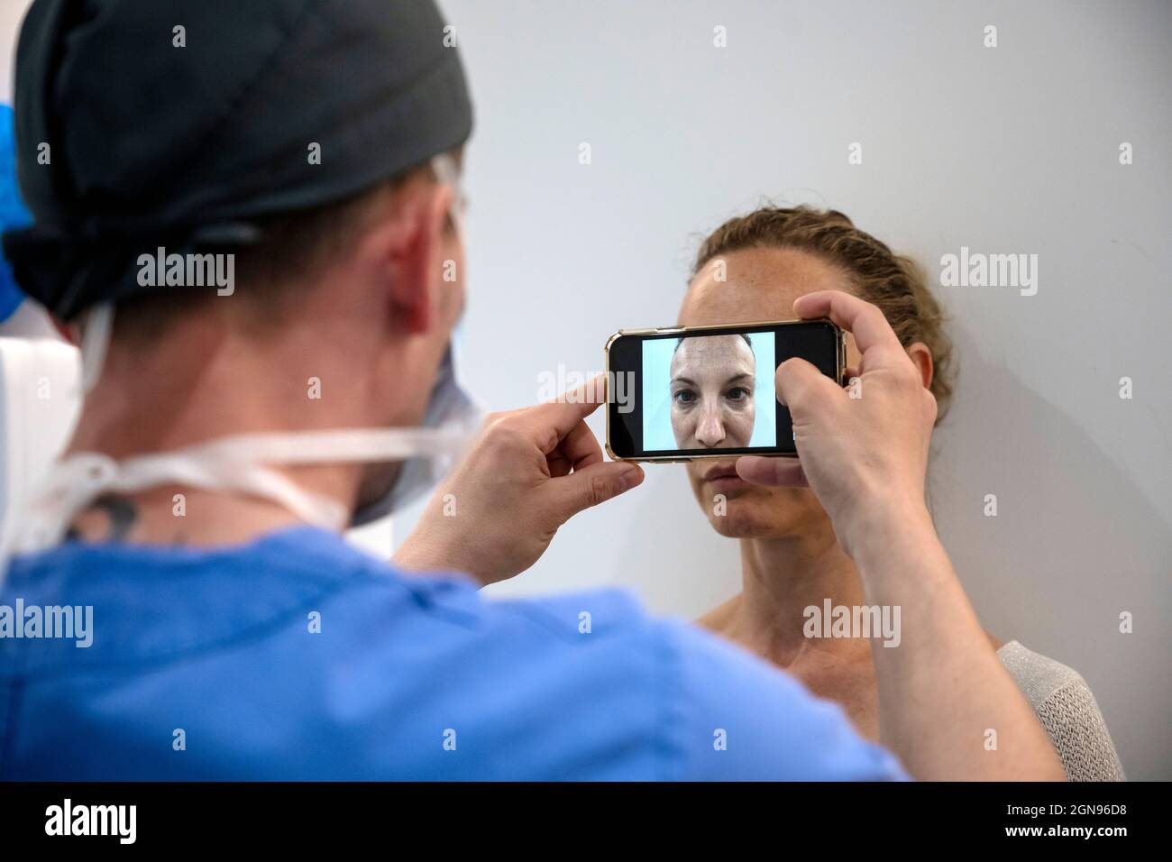 Ästhetischer Chirurg, der den Patienten vor der Operation fotografiert Stockfoto