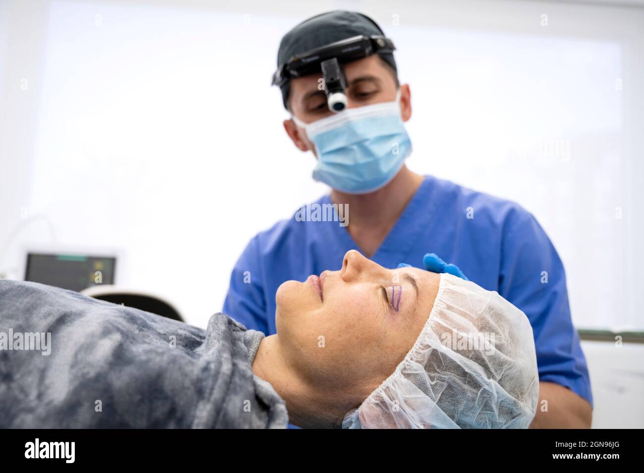 Patientin lag auf einer Bahre in einem OP-Saal Stockfoto