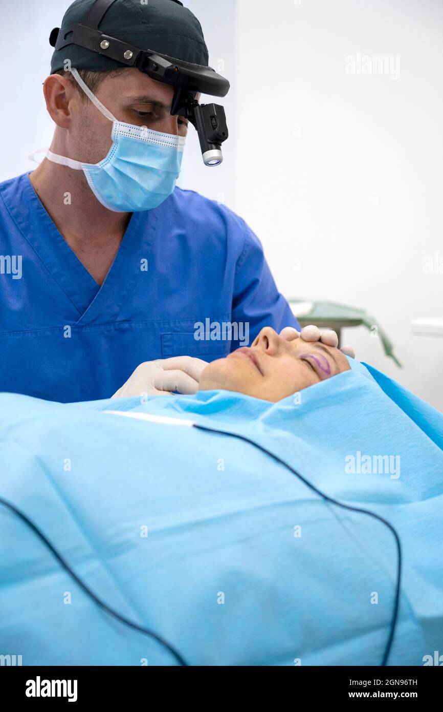 Patientin lag auf einer Bahre in einem OP-Saal Stockfoto