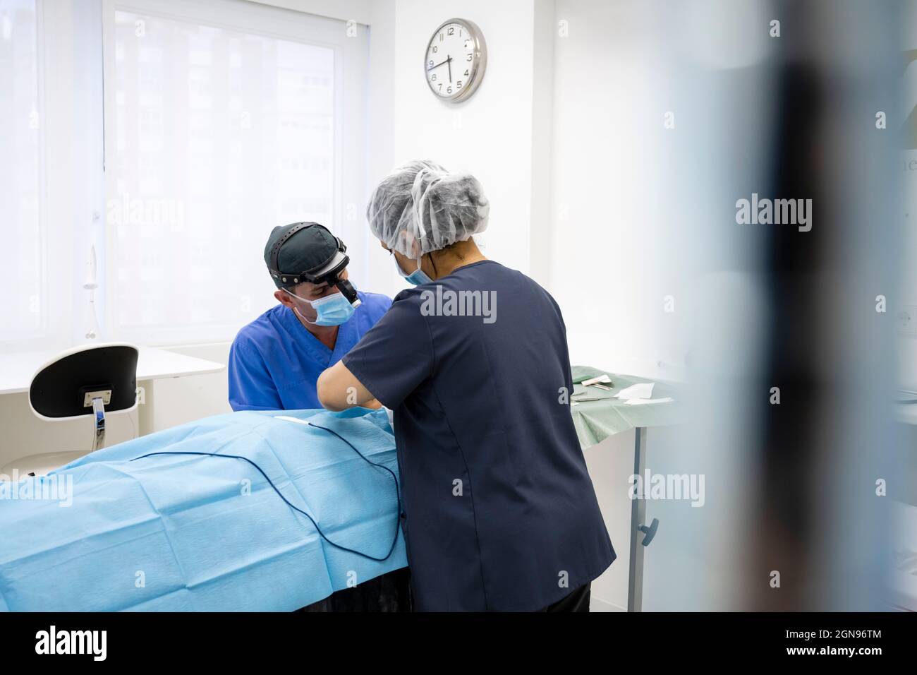Chirurgen, die eine Augenlid-Operation an anonymen Patienten durchführen Stockfoto
