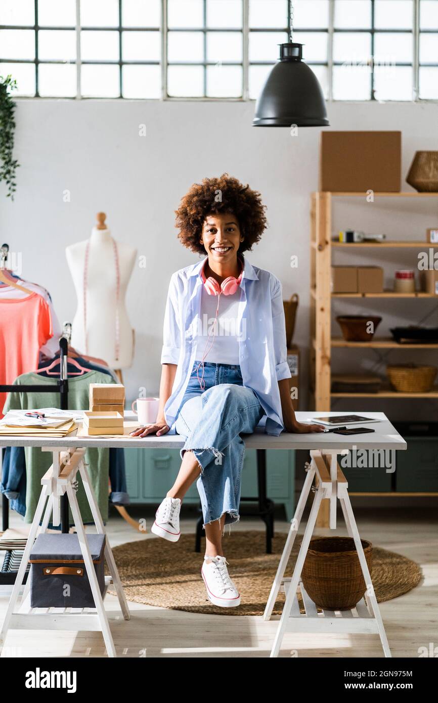Frau scannt Barcode auf Paket im Studio Stockfoto