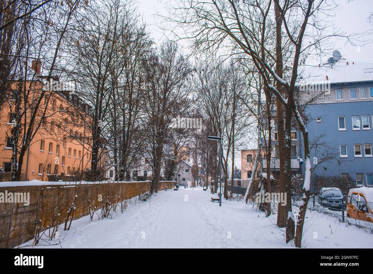 Winterlandschaft in der Stadt Braunschweig, Deutschland. Schneebedeckter Fußgänger- und Fahrradweg namens RinggLeis. Wintersaison mit starkem Schneefall Stockfoto