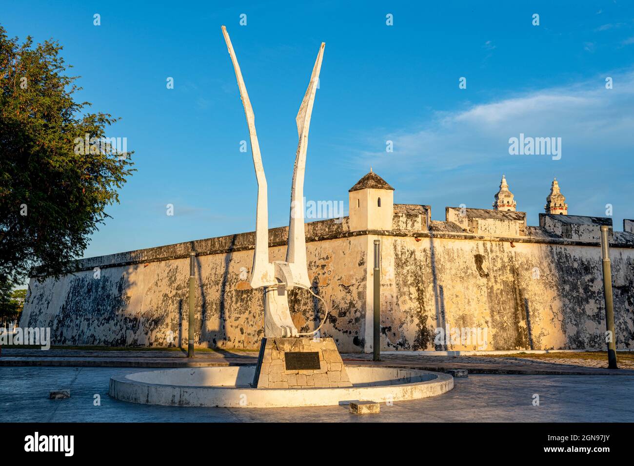 Mexiko, Campeche, San Francisco de Campeche, Tierskulptur vor einer alten befestigten Mauer in der historischen Stadt Stockfoto