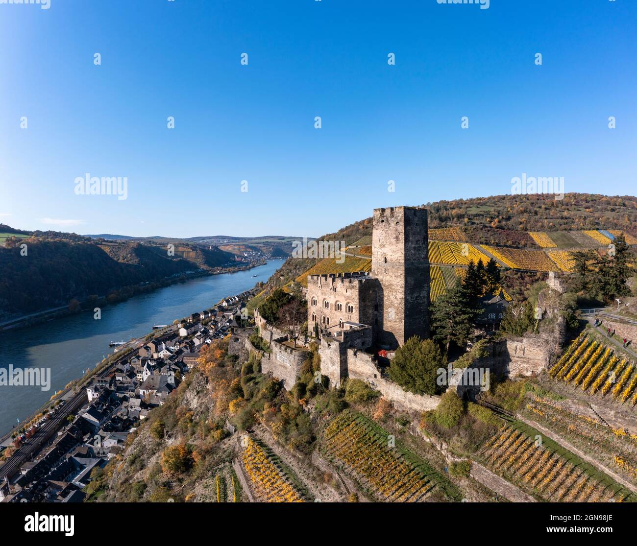Deutschland, Rheinland-Pfalz, Kaub, Hubschrauberblick auf Schloss Gutenfels mit Blick auf die Stadt Stockfoto