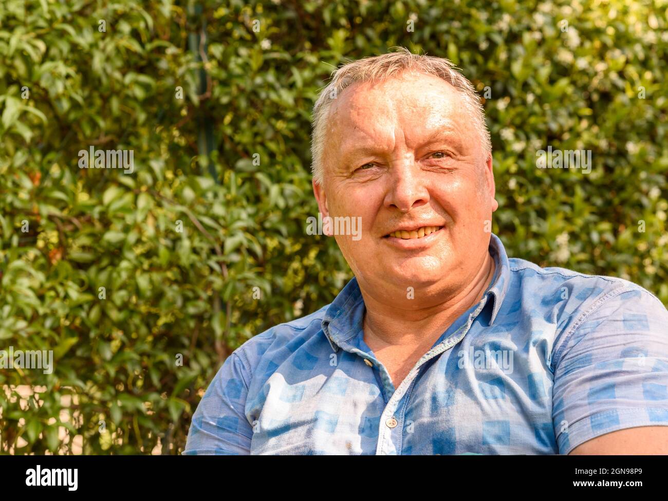 Porträt eines glücklichen reifen Mannes im Garten. Lifestyle-Konzept für reife Menschen. Stockfoto