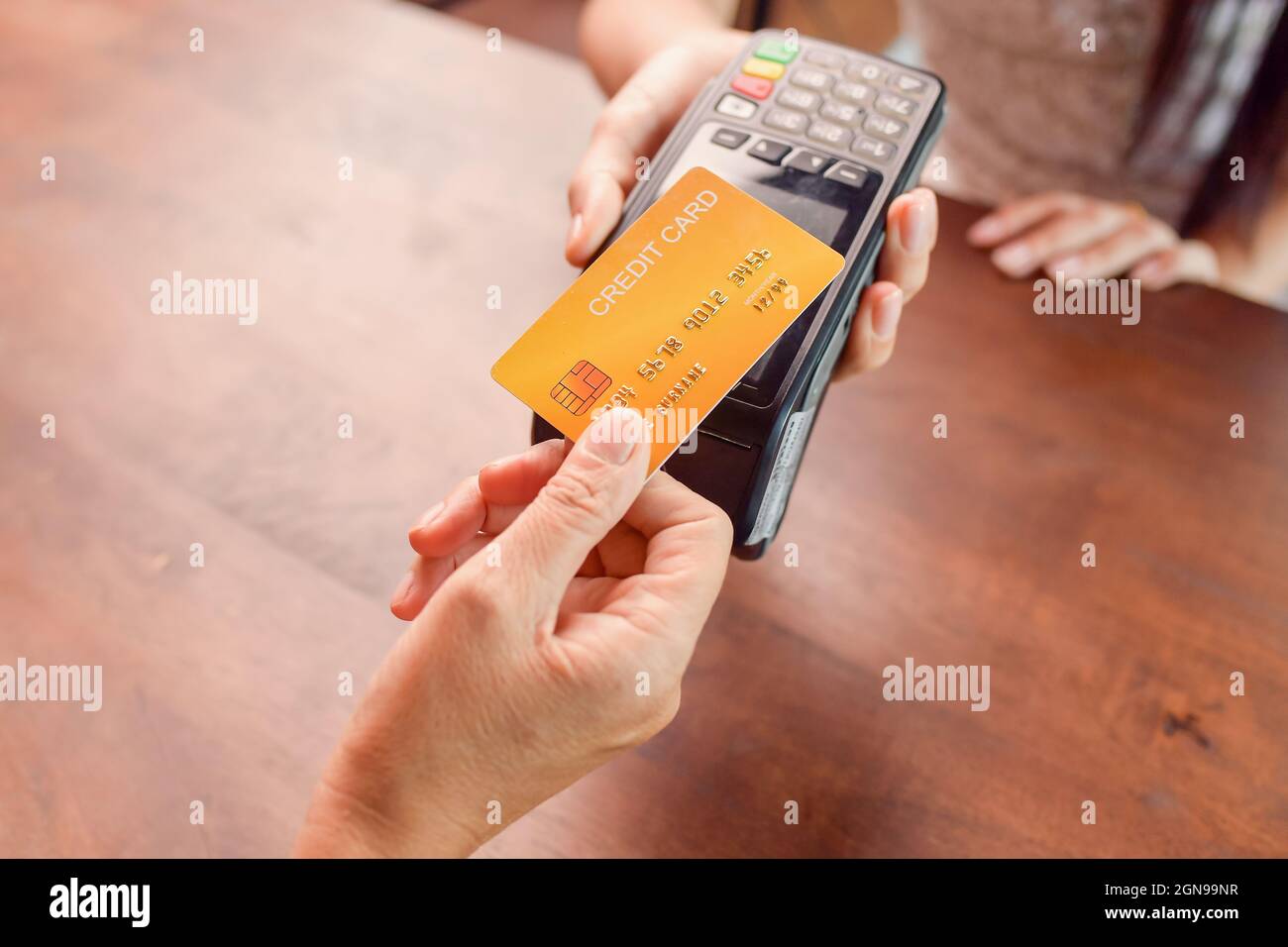 Mockup Kreditkartenautomat für Geldtransaktionszahlung.Moment der Zahlung mit einer Kreditkarte durch Terminal.Vintage-Stil Stockfoto