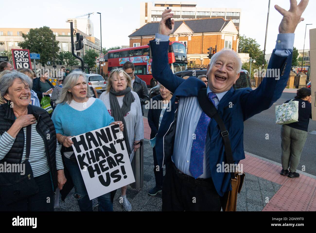 London, Großbritannien. September 2021. Ratsmitglied Sam Hearn. Bewohner von Chiswick veranstalteten im Hounslow House einen lauten Protest, da die Entscheidung von Grove Park LTN Gegenstand eines Aufrufs bei einer Sitzung des Rates ist. Die umstrittene LTN würde Teile von Chiswick effektiv vom Rest des Bezirks isolieren. Der rat hat kurz vor der Tagung eine Änderung der Regelung veröffentlicht. Kredit: Peter Hogan/Alamy Live Nachrichten Stockfoto