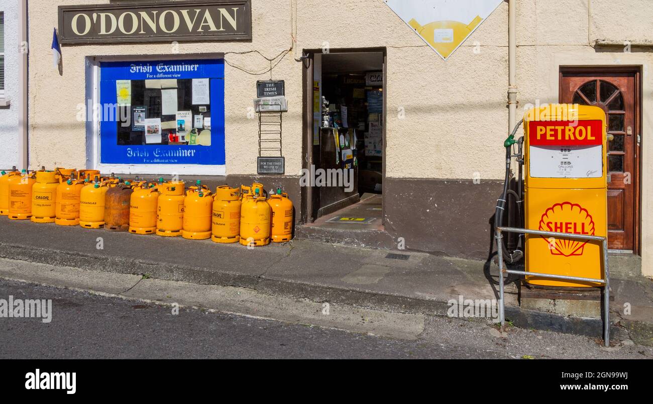 Vintage-Benzinpumpe oder Tankstellepumpe vor dem Irish Village Shop Stockfoto