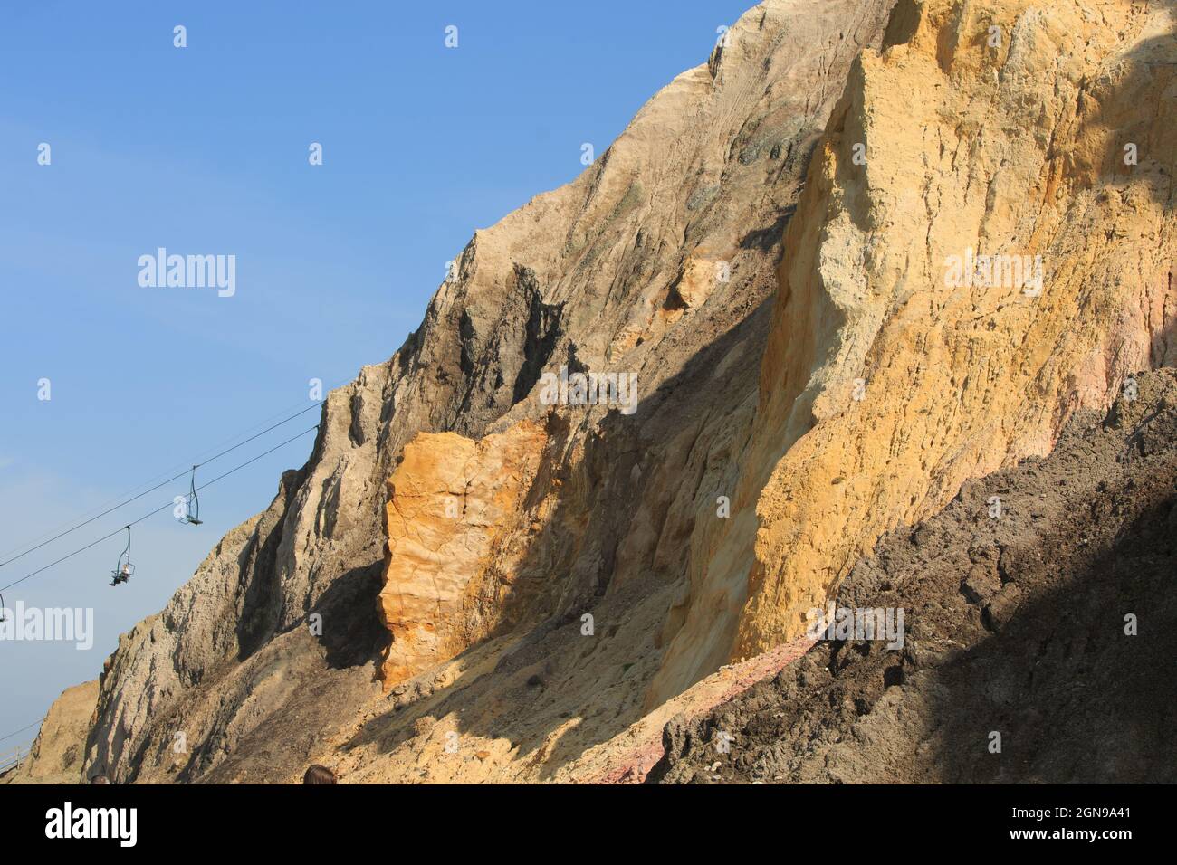 Kreidefelsen auf der Isle of Wight, mit dem berühmten Kabelstuhl, der bis zum Gipfel führt Stockfoto