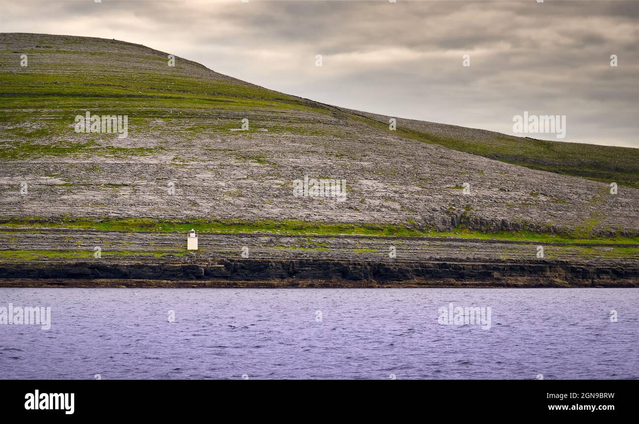 Wunderschöne Seenlandschaft des Black Head Leuchtturms an der Küste des wilden Atlantic Way in Burren, Grafschaft Clare in Irland Stockfoto